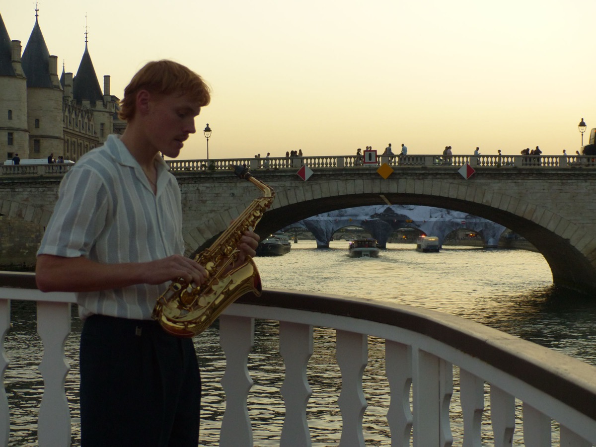 Hélion au saxophone sur une péniche sur la Seine au coucher du soleil, Paris