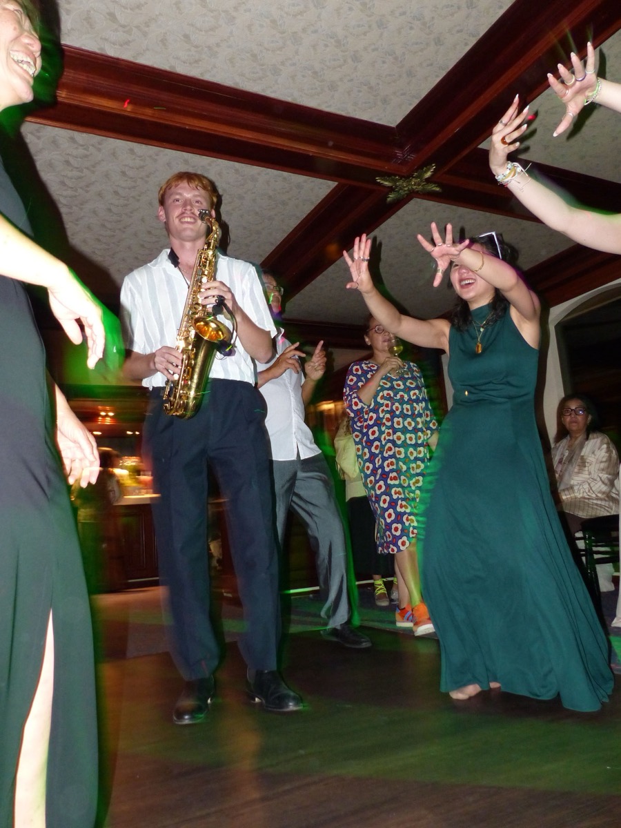 Hélion au saxophone lors d'une soirée dansante, invités en train de danser